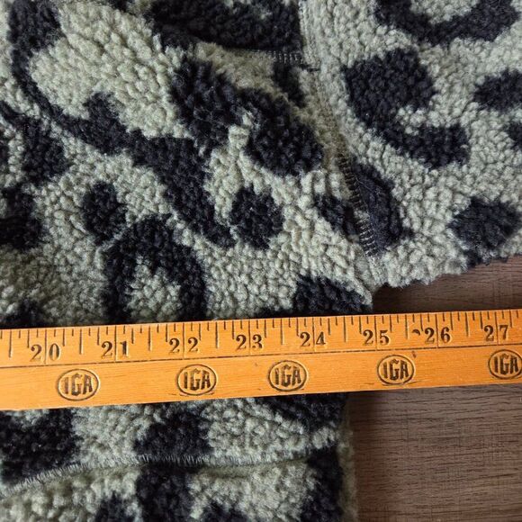 EUC OLD NAVY SHERPA ANIMAL PRINT MOCK NECK BUTTONED SWEATER SIZE XL - Picture 12 of 13